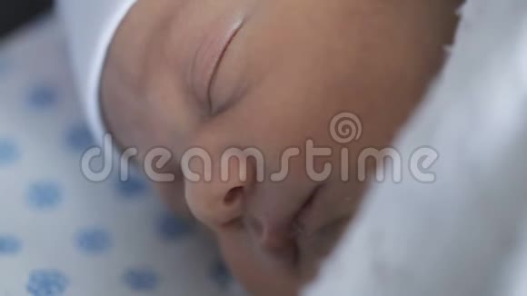 新出生的女婴在妇产医院睡觉视频的预览图