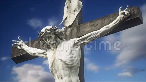 背景中时间推移云的十字花雕像视频的预览图