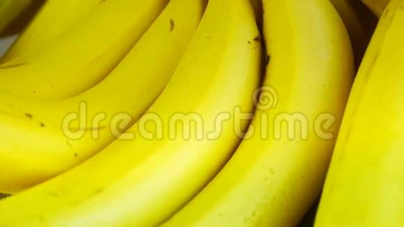 旋转美味香蕉果盘视频的预览图