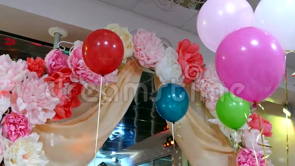 庆祝气球花装饰咖啡馆视频的预览图