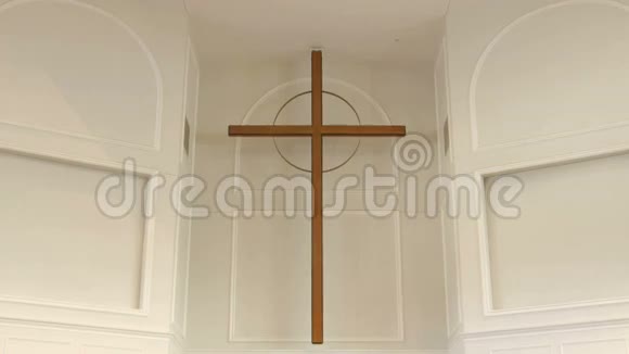 在教堂里悬着一个大十字架的静态镜头视频的预览图