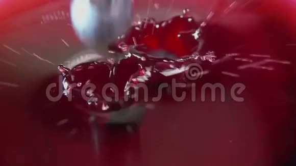 蓝莓和果汁一起掉进玻璃碗里视频的预览图