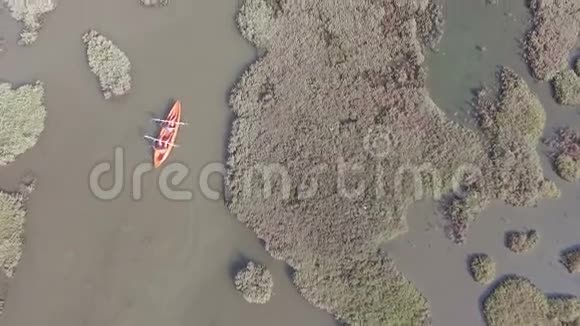 加利斯海滩鸟类天堂的独木舟视频的预览图