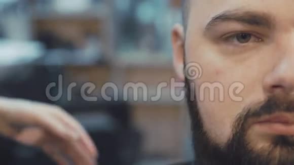 女理发师剪男客户的胡须视频的预览图