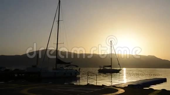 日出和游艇港的景色视频的预览图