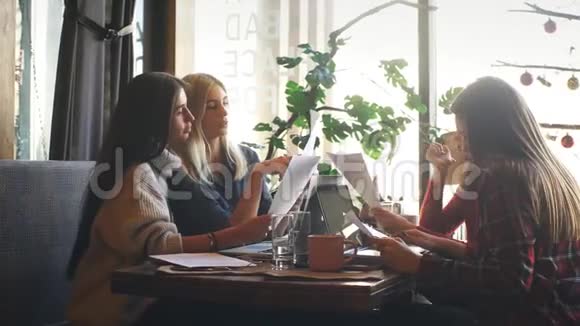 公司商人在咖啡馆里讨论文件视频的预览图
