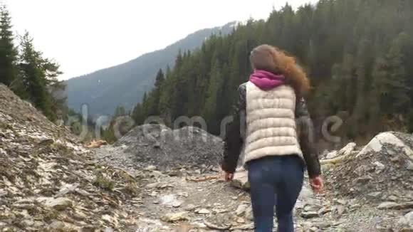 山里的女旅行者视频的预览图