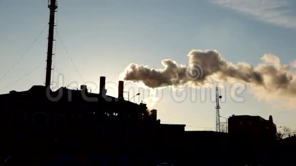 工厂工作蒸汽从烟囱出来视频的预览图