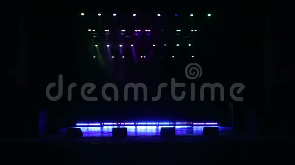 舞台上的照明设备视频的预览图
