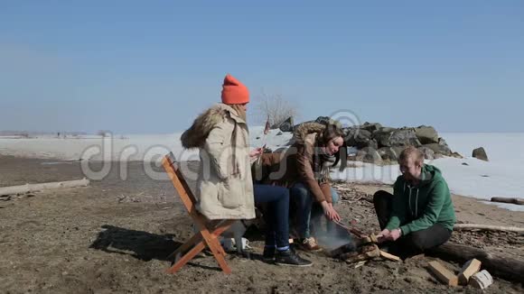 一群人围坐在篝火旁背包旅行视频的预览图