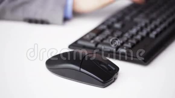 用键盘和鼠标关闭男性手视频的预览图