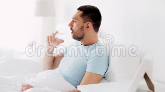 男人在家里的床上喝水视频的预览图