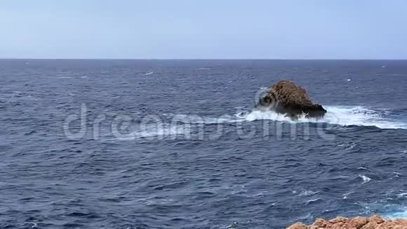 在马洛卡一个蓝色的海湾有岩石海岸视频的预览图