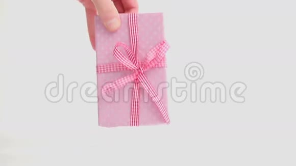 手把粉红色的礼物包好然后拿走视频的预览图