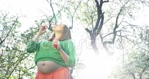 孕妇在户外吹肥皂泡视频的预览图