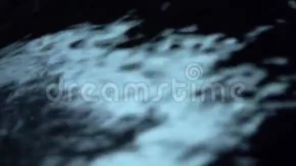 黑色背景上的蓝色瀑布慢动作视频的预览图