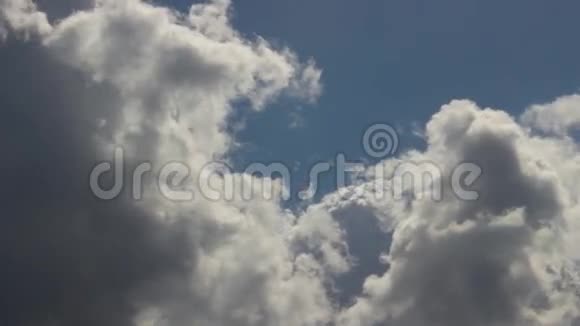移动的云和蓝天视频的预览图