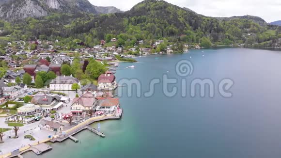 阿尔卑斯山奥地利度假小镇之家沃尔夫冈湖鸟瞰视频的预览图