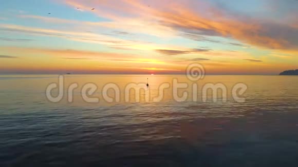 海上日出和涟漪美丽的空中无人机景观视频的预览图