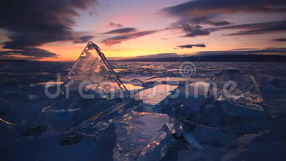 壮丽的贝加尔湖上五彩缤纷的日落视频的预览图