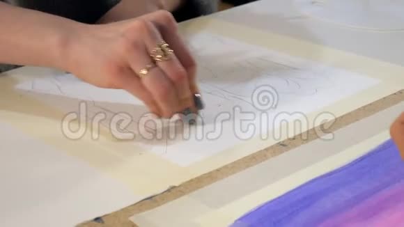 两名成年女子在艺术学校附近用彩色丙烯酸颜料作画视频的预览图