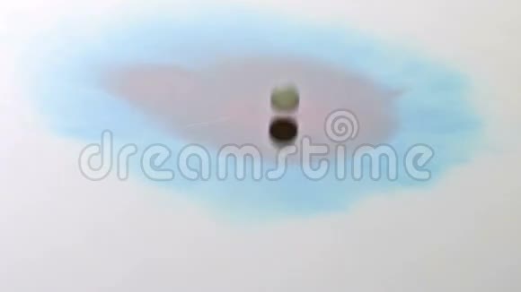 栗色液体滴入白色和蓝色液体视频的预览图