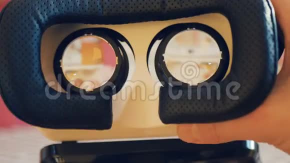 虚拟现实眼镜在特写视频的预览图