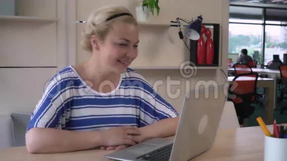 女性和朋友在电脑上交谈视频的预览图