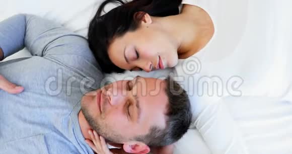 浪漫的情侣睡在4K的床上视频的预览图