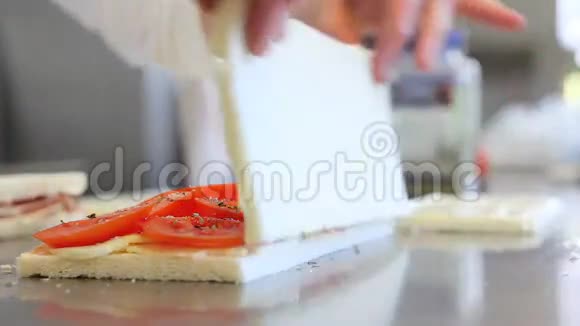 手厨准备三明治视频的预览图