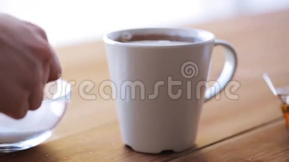 手把糖加入茶或咖啡中视频的预览图