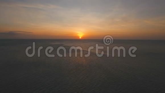 美丽的日落或海上日出鸟瞰菲律宾长滩岛视频的预览图