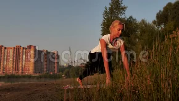 早上在公园里做瑜伽的女人视频的预览图