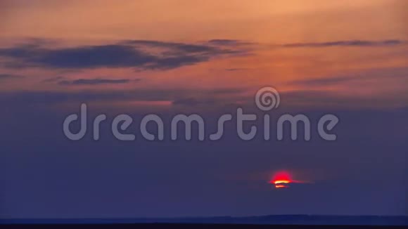 夕阳西下的天空橘色的云彩自然的风景时间流逝视频的预览图