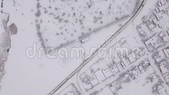 冬天的城市空中照相机照相机飞过俄罗斯白雪覆盖的城市视频的预览图
