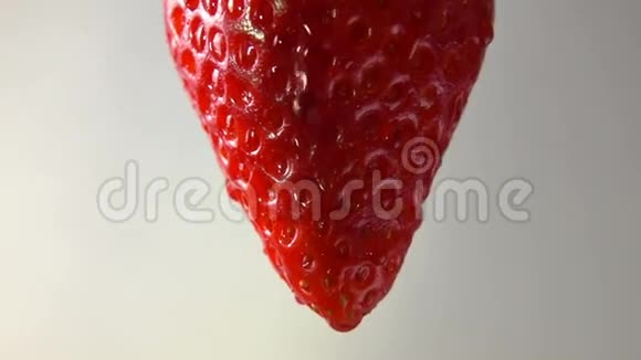 从成熟的草莓滴下的水滴视频的预览图