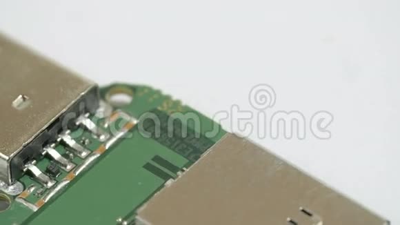 USB微芯片的焊接连接视频的预览图