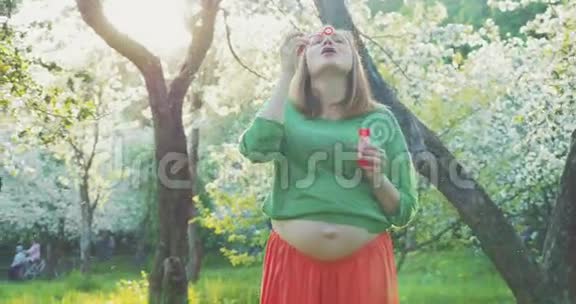 孕妇吹肥皂泡视频的预览图