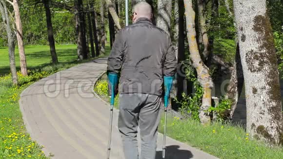 拄拐的残疾人走在路上视频的预览图