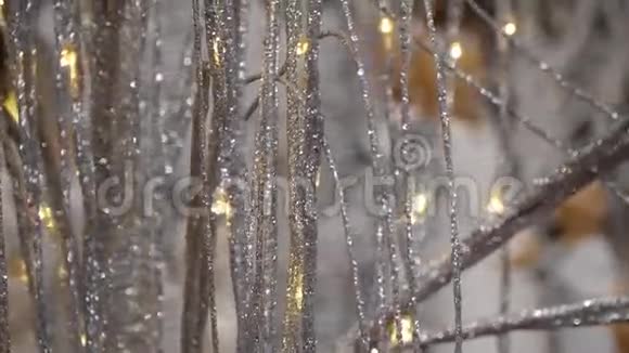 用圣诞装饰照亮节日的灯光视频的预览图