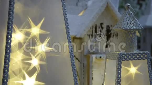 闪烁着圣诞灯和冬天的装饰视频的预览图
