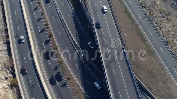 城市曲线道路有车鸟瞰图视频的预览图