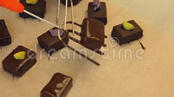 巧克力糖果准备出售视频的预览图