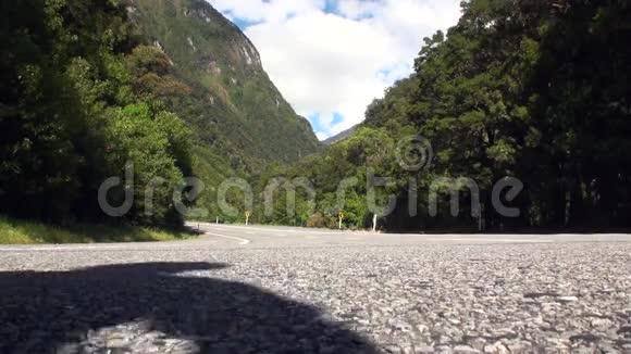 从新西兰的车窗可以看到海洋海岸的道路全景视频的预览图