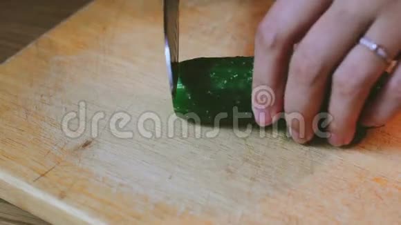 厨师手工烹饪的特写背包焦点视频的预览图