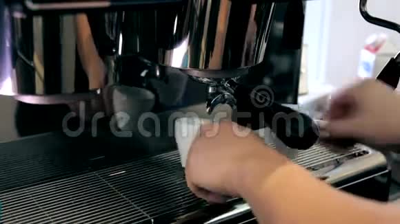 卡布奇诺从咖啡机里倒入两个杯子视频的预览图