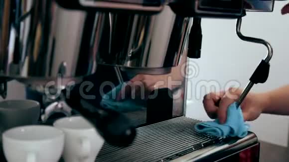 咖啡师把咖啡机里的蒸汽炸了视频的预览图