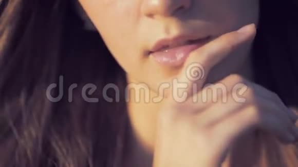 一个女孩的肖像特写的脸嘴唇作为一部电影风格化模糊焦点视频的预览图
