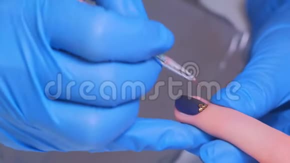 医生在美容院治疗病人在指甲上画画视频的预览图