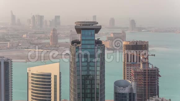 多哈天际线中心从屋顶卡塔尔中东的变短视频视频的预览图